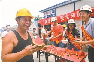 建筑工地吃瓜,吃瓜群众的欢乐时光