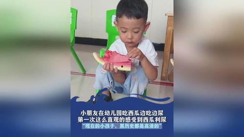 小朋友吃瓜瞬间
