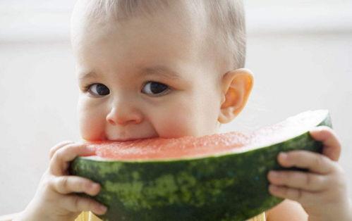 第一视角小孩吃瓜,小家伙的瓜果盛宴