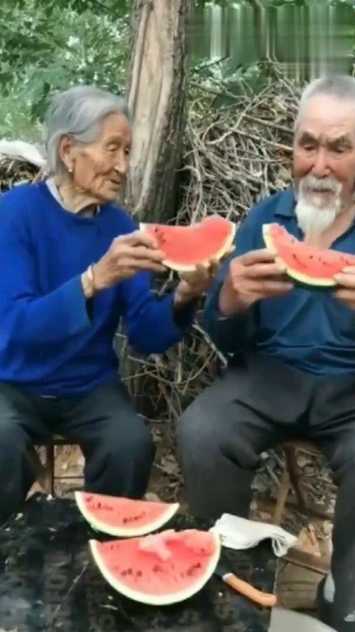 和老奶奶吃瓜,笑谈人间百态