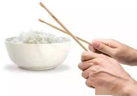 表白现场端碗吃瓜,端碗吃瓜见证甜蜜瞬间